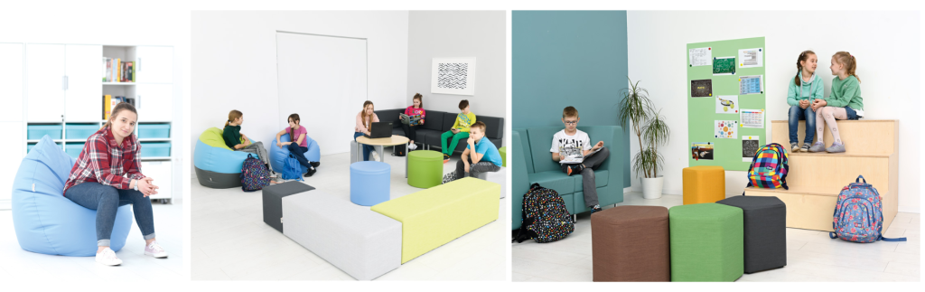 Dievča sedí na modrom sedacom vaku v relaxačnej zóne
Skupina detí sedí na farebných mäkkých sedačkách a pufách v oddychovej miestnosti
Dve dievčatá sedia na drevených stupňoch pred zelenou nástenkou v škole