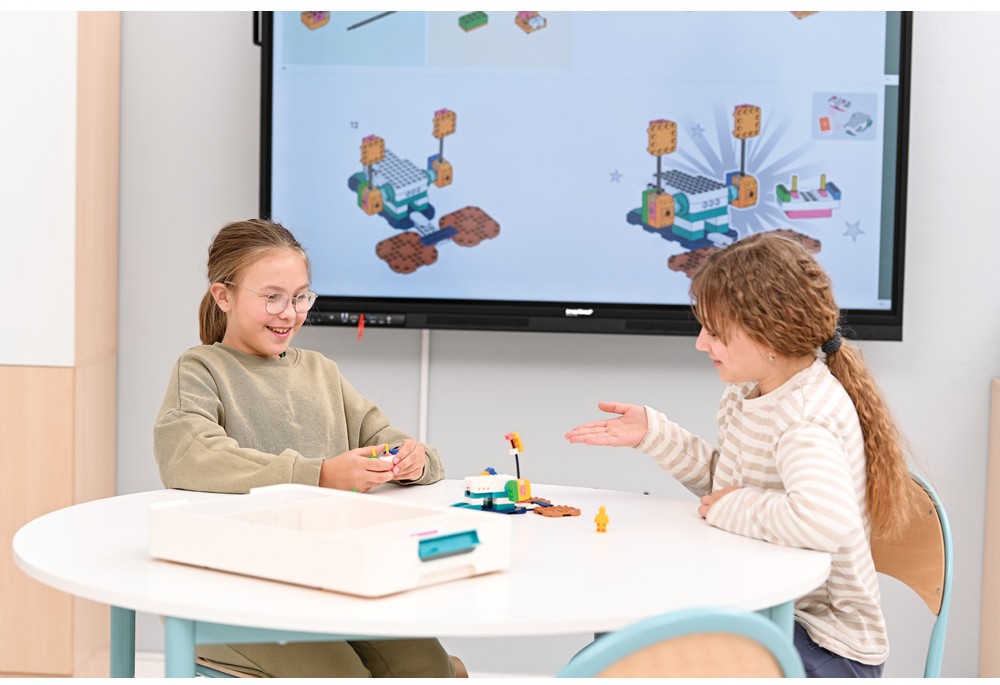Deti skladajú jednoduchý model z LEGO Education Science 5+ podľa návodu na obrazovke