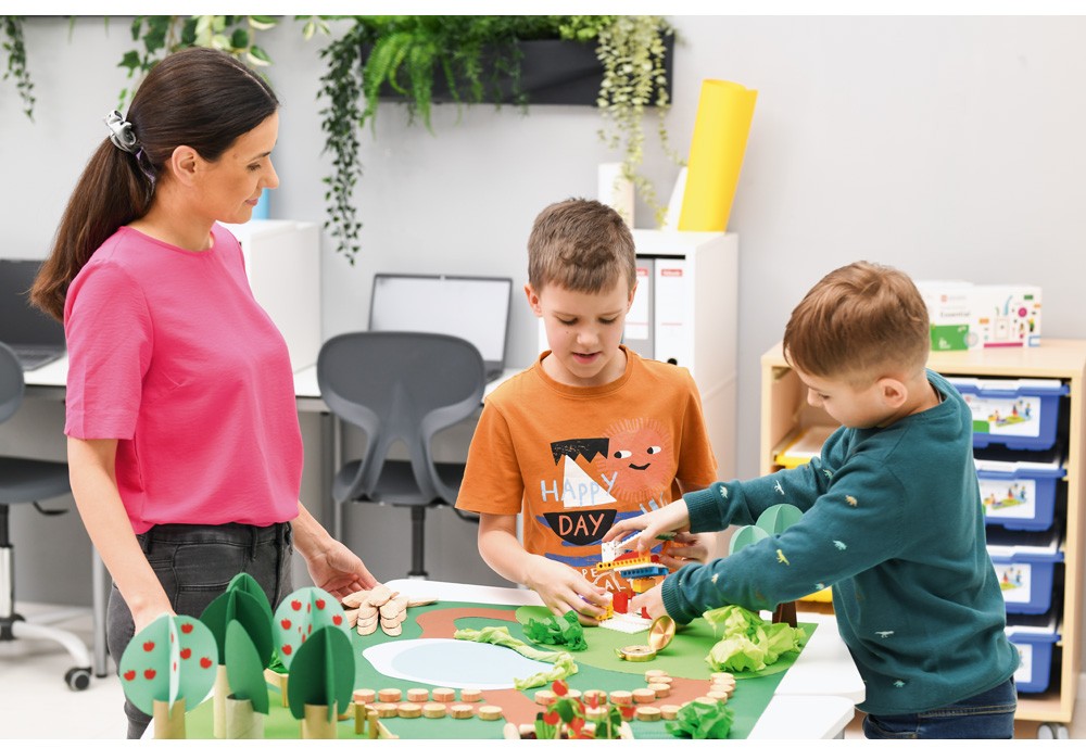 Učiteľka pomáha žiakom pri objavovaní vedeckého modelu zo stavebnice LEGO Education Science
