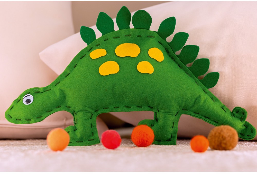 Zelený plstený dinosaurus ako mäkká ručne šitá hračka s farebnými brmbolcami