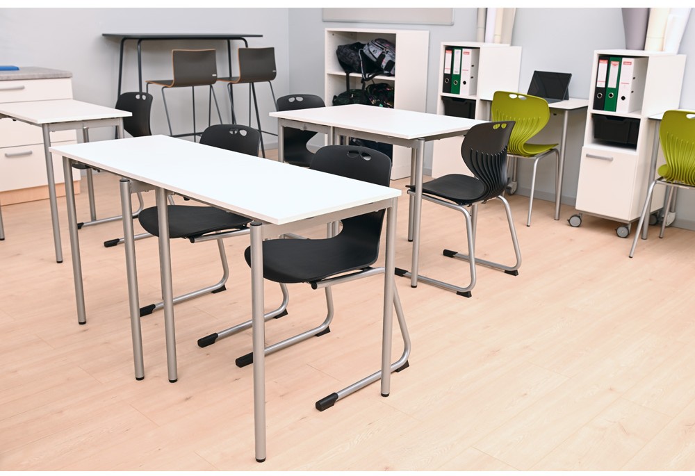 Moderná učebňa s lavicami, ergonomickými stoličkami, úložnými skrinkami a pracovnými miestami pre žiakov.