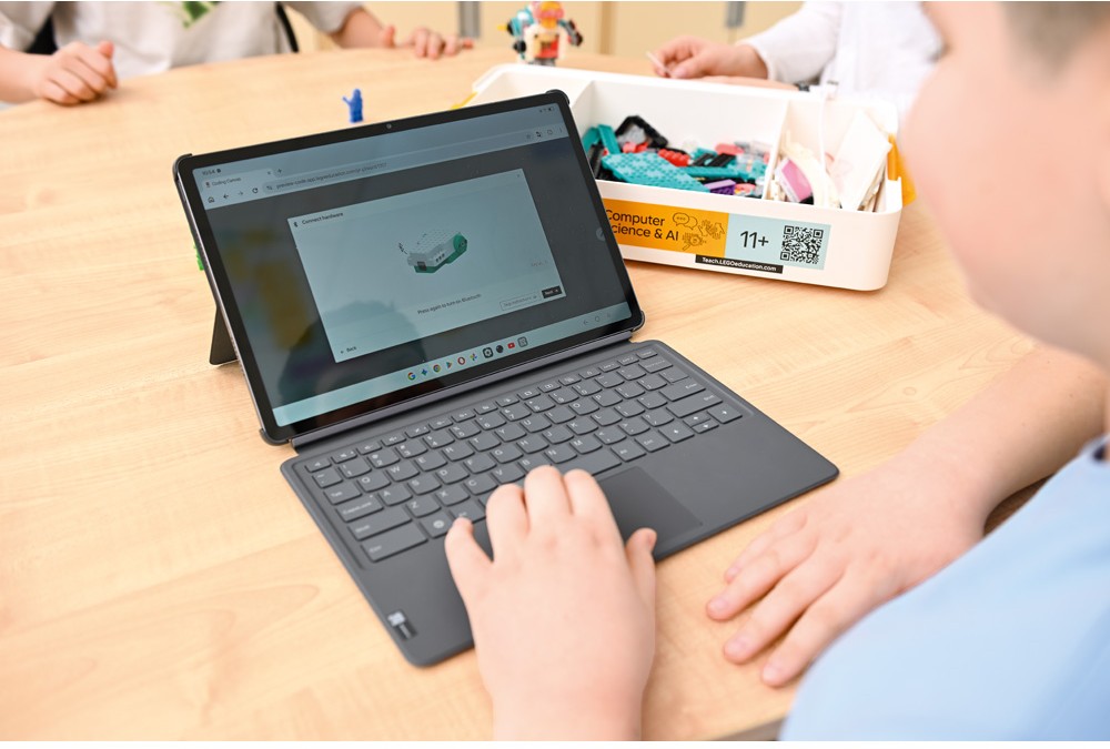 Žiak pracuje na tablete so vzdelávacím prostredím LEGO® Education Computer Science & AI počas vyučovania.