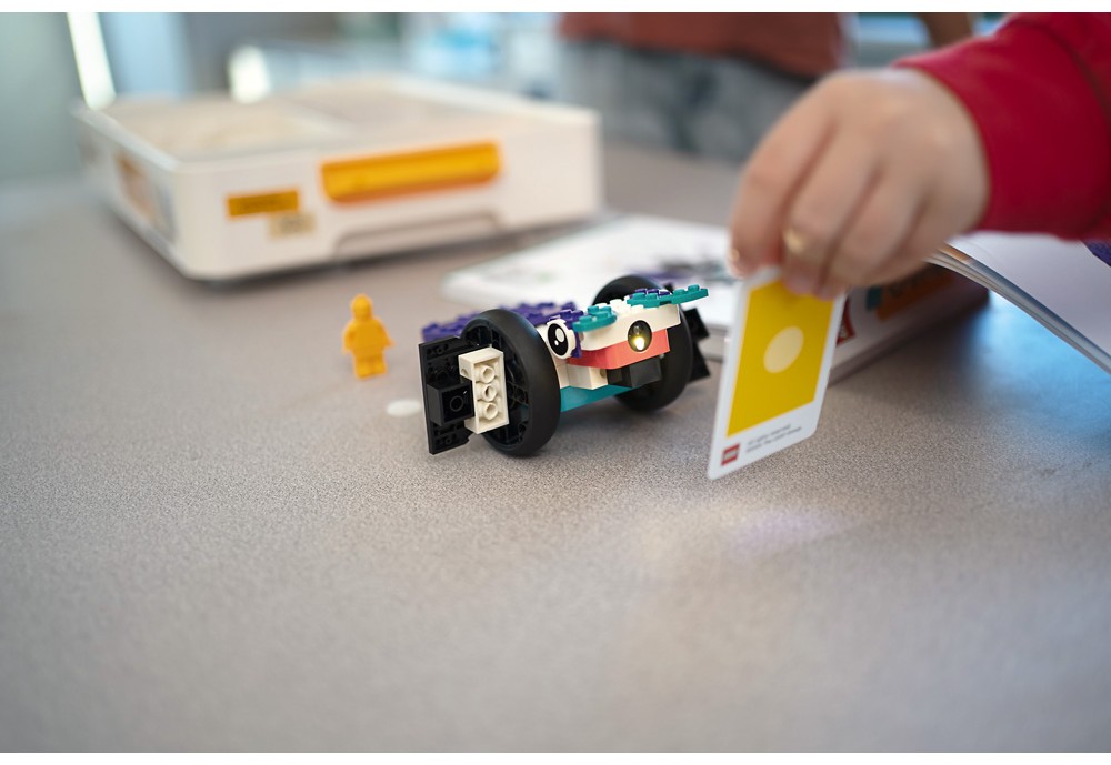 Model robota zo stavebnice LEGO® Education Computer Science & AI počas praktickej aktivity na vyučovaní.